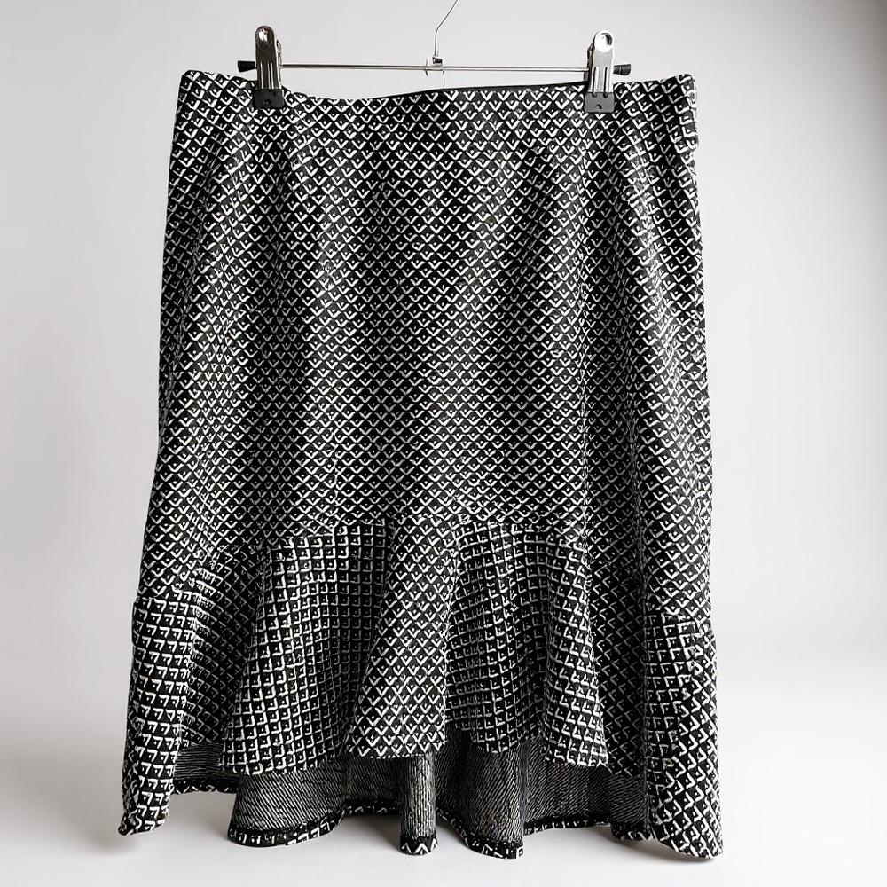Chic Black and White Skirt With Ruffled Hem. Size L